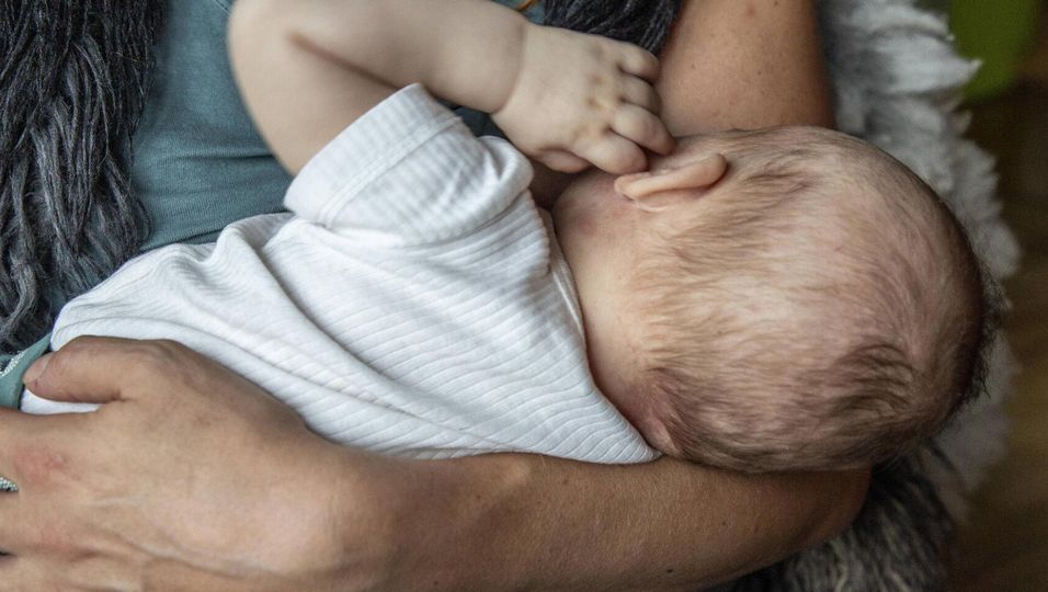 Mother breastfeeding her baby SWEDEN x96x *** Mother breastfeeding her baby SWEDEN x96x, PUBLICATIONxINxGERxSUIxAUTxONLY Copyright: xMartinaxHolmbergx xTTx BABY