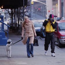 Carolyn führt ihren Hund in ihrer Nachbarschaft spazieren.