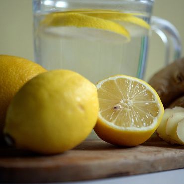 Zitrone und Ingwer sind wichtige Zutaten für den sommerlichen Drink «Switchel». Außerdem darf Essig nicht fehlen.