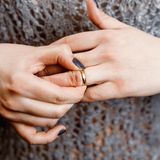 Frau zieht an ihrem Ring am Finger