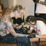 Machine Gun Kelly: Seine Tochter sticht ihm Backstage ein neues Tattoo