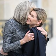 Brigitte Macron & Olena Selenska - Umarmungen und Küsschen – sie zeigen sich innig miteinander 