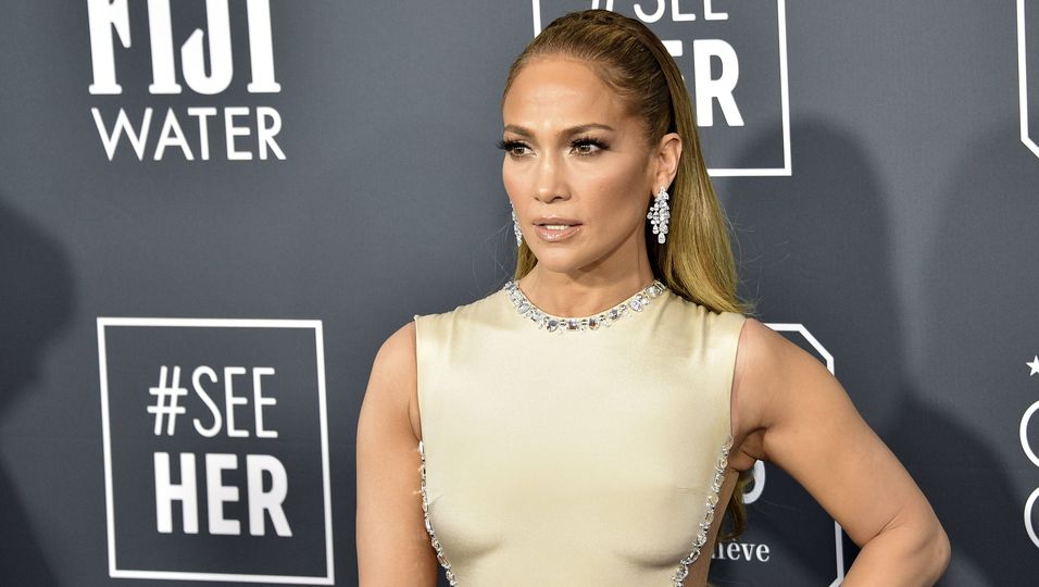 Trend-Schuhe 2022: Jennifer Lopez trägt den begehrtesten Sneaker des Jahres