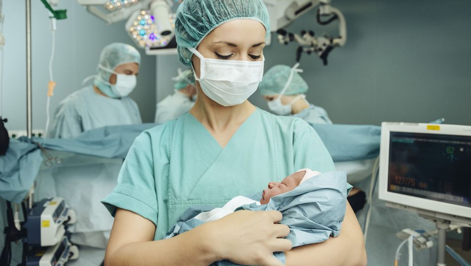 Sturzgeburt am Klinik-Empfang: Neugeborenes muss mit 11 Stichen genäht werden