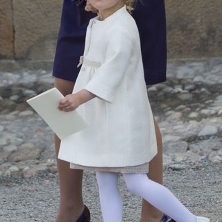 Prinzessin Estelle trug ein entzückendes weiß-cremefarbenes Outfit!