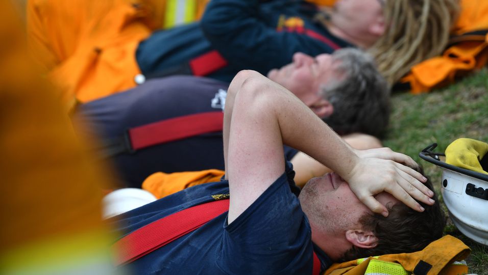Bilder zeigen: Australische Feuerwehrleute sind am Ende ihrer Kräfte