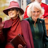 Königin Camilla, Máxima der Niederlande & Co.: In Dunkelrot & Tannengrün – In ihren Looks läuten sie die Weihnachtszeit ein