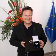 Guido Maria Kretschmer stolz mit seinem NRW-Verdienstorden