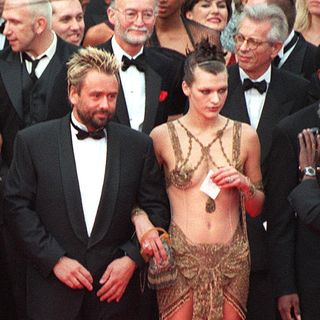 Der Star aus das „Fünfte Element“ Milla Jovovich erschient zur seiner eigenen Film-Premiere in einem Hauch von Nichts.