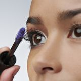 TikTok-Hype: Die Bestseller-Mascara aus der Drogerie ersetzt das Wimpernlifting