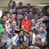 Angela Merkel | Rührende Ehrung für Miroslav Klose