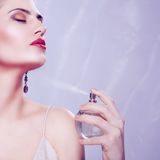 Parfum-Studie zeigt: Männer finden 3 Düfte an uns Frauen attraktiv