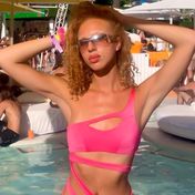 Anna Ermakova: Grund zum Feiern: Im pinken Cut-Out-Badeanzug genießt sie die Poolparty