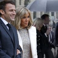 Brigitte Macron - Romantische Szenen unter dem Regenschirm – sie schmiegt sich an den Präsidenten 