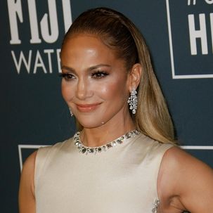 Entspannt und elegant: Jennifer Lopez' Kleid wollen wir diesen Sommer tragen!