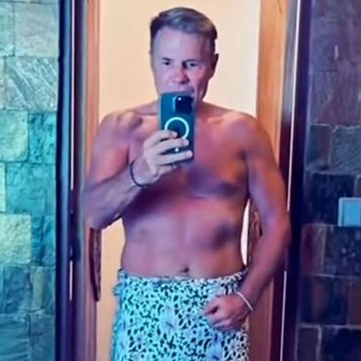 Dieter Bohlen - Der Pop-Titan oberkörperfrei auf einer Trauminsel