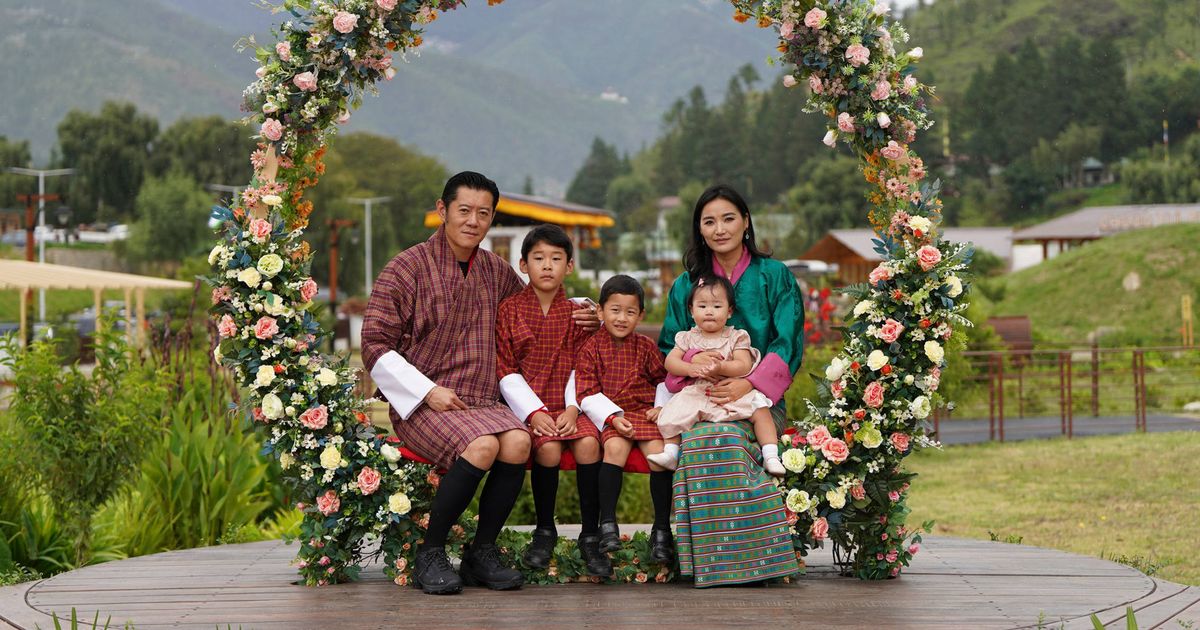 Jigme Ugyen Wangchuck von Bhutan wird 5 Jigme und Jetsun Pema setzen großes Vertrauen in den Drachenprinzen