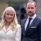 Mette-Marit & Haakon von Norwegen - Sie gedenken Anschlagsopfern in Oslo: Sohn Sverre Magnus wirkt mitgenommen
