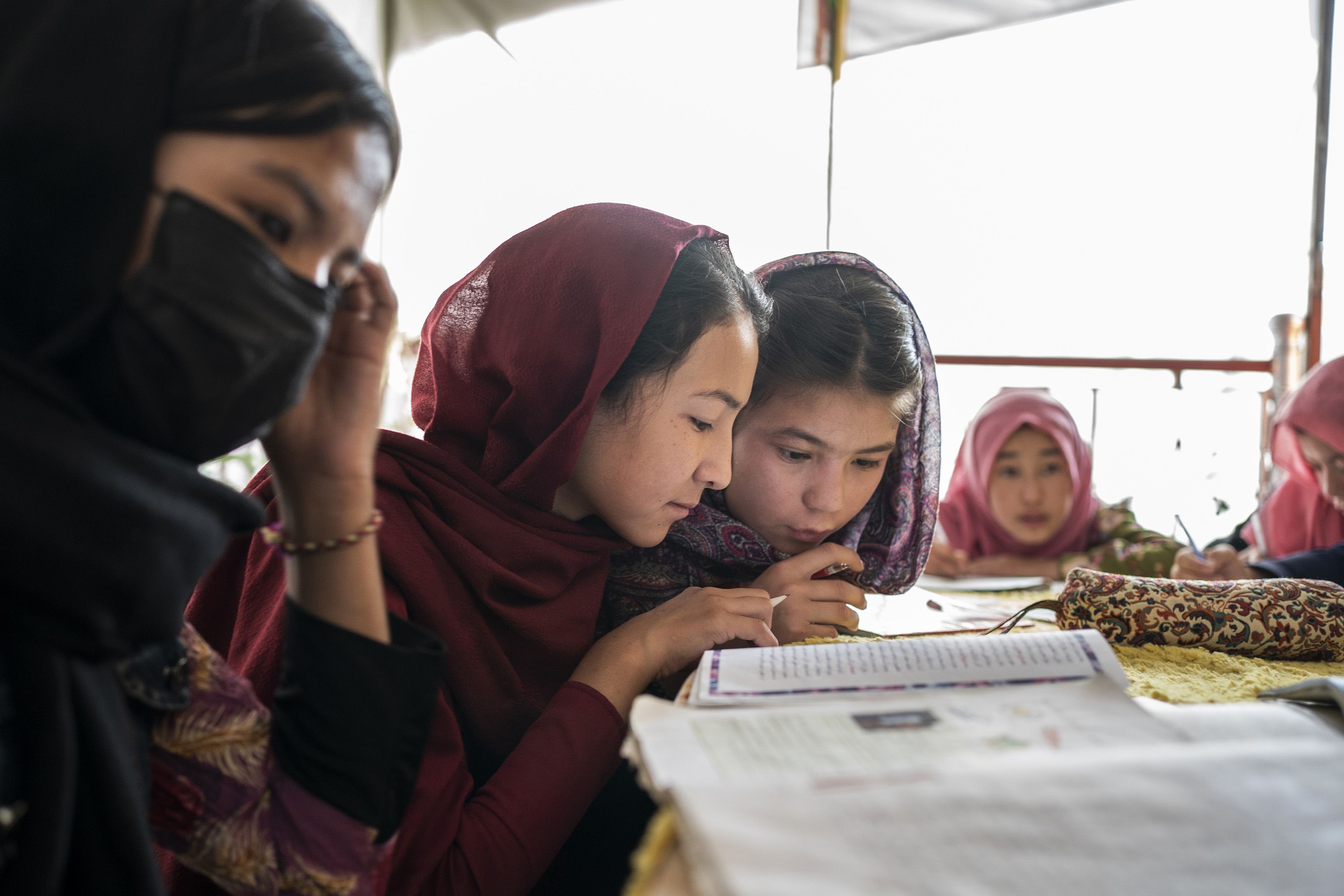 UNICEF Foto des Jahres 2022: In einem provisorischen Gebäude werden in einem Hinterhof in Kabul, Afghanistan, in einer geheimen Schule Mädchen der 7. und 8. Klasse unterrichtet.
