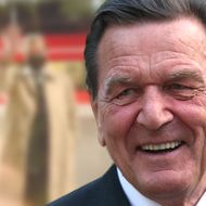 Gerhard Schröder: Liebevolle Geste: Hier verabschiedet der Ex-Kanzler seine Frau