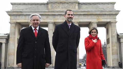 Am historischen Brandenburger Tor wurde das Königspaar bereits von Berlins Bürgermeister Klaus Wowereit erwartet. 