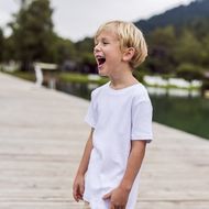 Glückseligkeit: Kleiner Junge sieht, dass sein größter Wunsch in Erfüllung geht