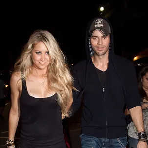 Anna Kournikova und Enrique Iglesias verlassen eine Sportveranstaltung.