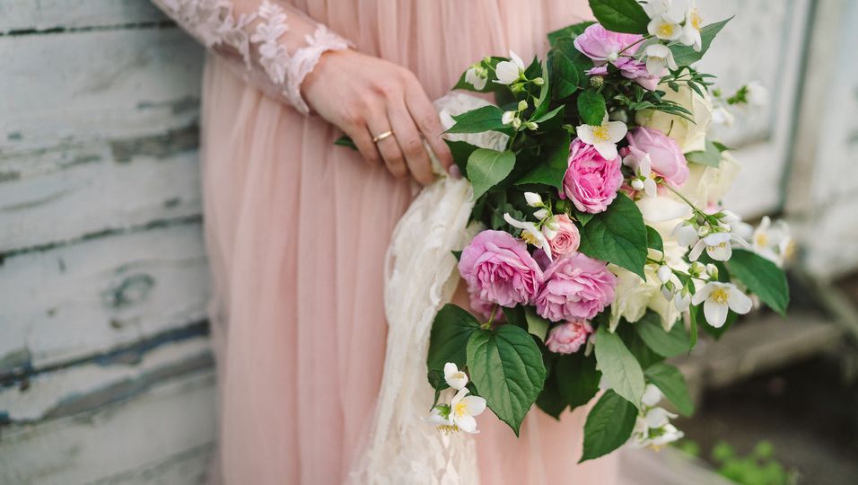 Elegante Hochzeits-Looks: 3 festliche Styles für die Brautmutter