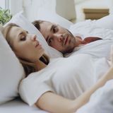 Paar mit Beziehungsproblemen im Bett