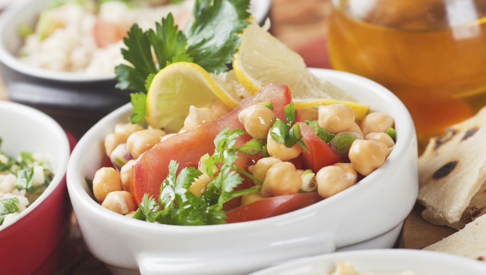 Kichererbsensalat: Sommerleichte Delikatesse mit Bulgur und Tomaten ...