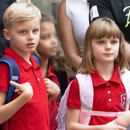 Charlène von Monaco: Stolz grinsend in Uniform: Ihre Zwillinge drücken wieder die Schulbank