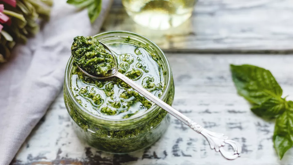 Pesto voller Nährstoffe: So zauberst du aus Radieschen-Grün himmlisches ...