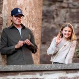Estelle & Daniel von Schweden: Das Vater-Tochter-Duo feiert ausgelassen: Doch Victoria und Oscar fehlen