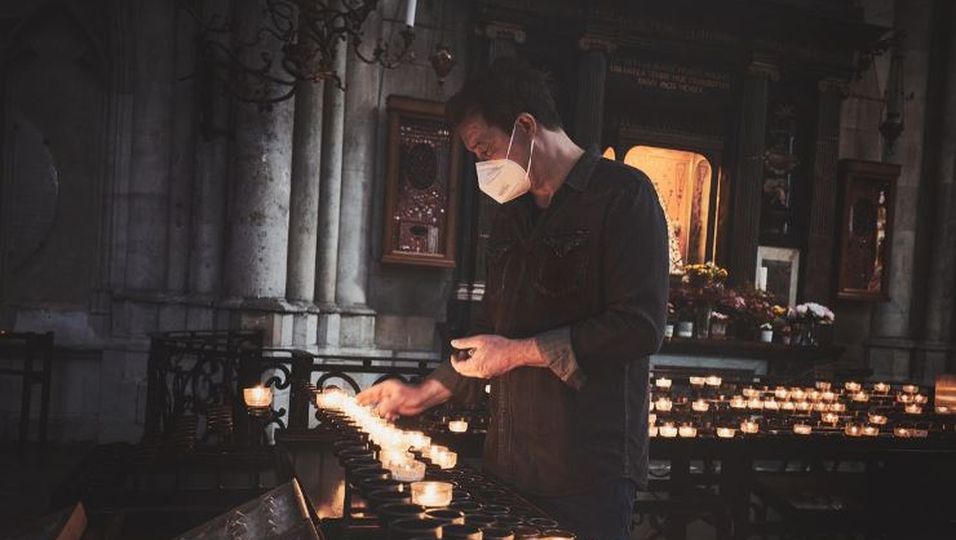 Der Mann hinter der Musik von Sinfoglesia: Christoph Siemons mit Kerzen im Kölner Dom