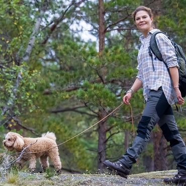 Victoria von Schweden - Liebevolle Hundemama: Sie geht mit Rio wandern