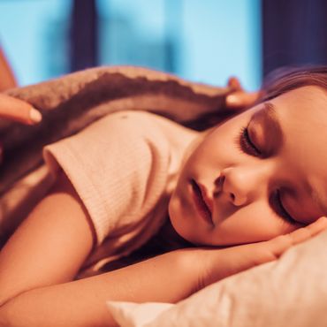 Um welche Uhrzeit sollten Babys, Kleinkinder und Kinder schlafen gehen? Diese Tabelle zeigt’s!
