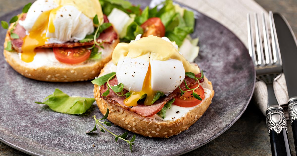 Oster-Highlight Eggs Benedict mit karamellisierten Zwiebeln