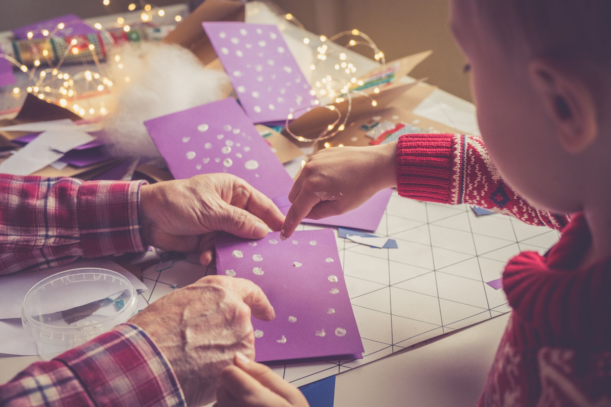 Senior und kleines Kind basteln Weihnachtskarten