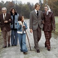 Die Fürstenfamilie bei einem Spaziergang: Fürst Rainier III., Prinzessin Caroline, Prinzessin Stephanie, Prinz Albert und Fürstin Gracia Patricia