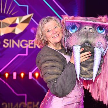Ein pinkfarbenes Wunder bei "Masked Singer": Schauspielerin Jutta Speidel geht als Walross baden