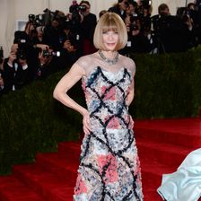 Die berühmteste Chefredakteurin der Welt: Anna Wintour trägt für die Mode-Party des Jahres ein Kleid von Chanel.