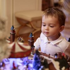 Staunen unterm Weihnachtsbaum: Süße Festtagsgrüße des Mini-Royals