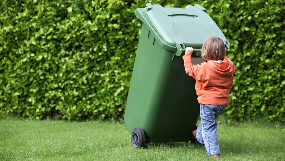 Junge klettert in Mülltonne und wird beinahe von Müllpresse zerquetscht 