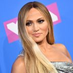 Jennifer Lopez: Sie macht Bomberjacken zum Modetrend im Frühling 2022