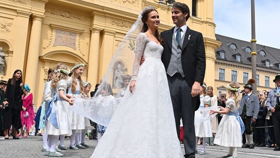 Spitzentraum & XL-Schleier – die Geschichte ihres Brautkleides