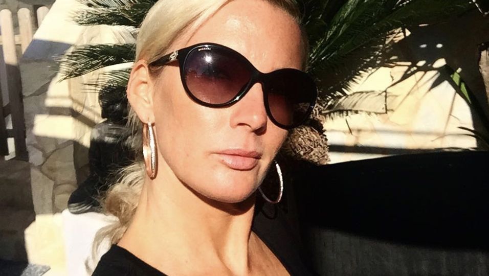 goodbye deutschland star peggy jerofke traurige news die eroffnung ihrer tiki bar ist verschoben bunte de