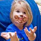 Mädchen mit Schokolade im Gesicht