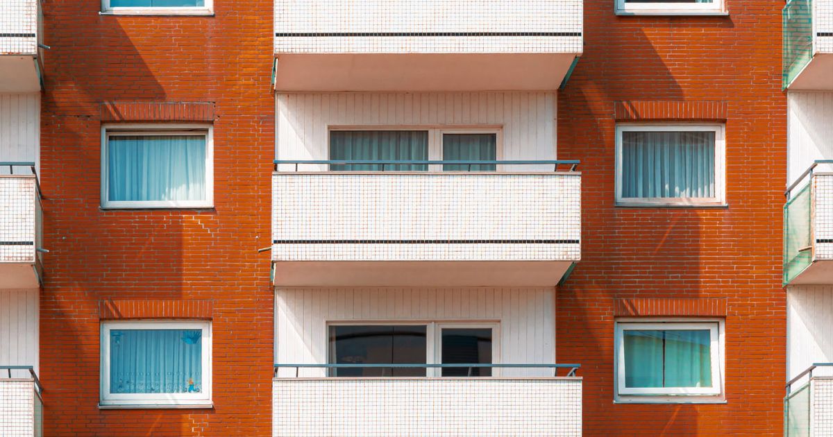 Saarbrücken: Mutter wirft ihre zwei Töchter von Balkon - Kind (3) gestorben