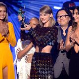 Taylor Swift nimmt einen Award entgegen.