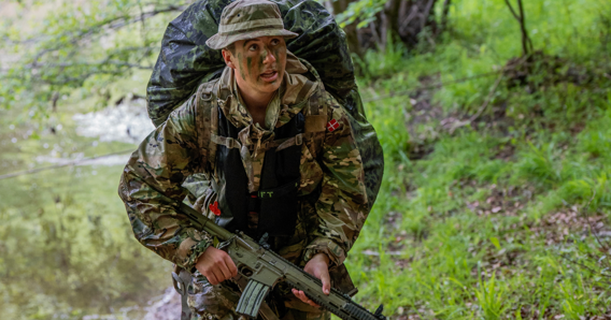 Mit Waffe & Tarnbemalung Christian von Dänemark zeigt sich in voller Militärmontur